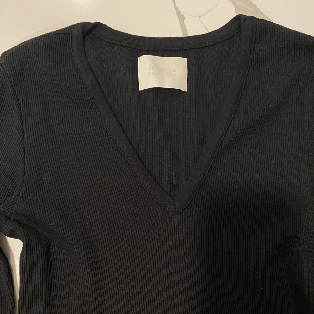 Citizens of Humanity black v-neck - Picture 3 of 11